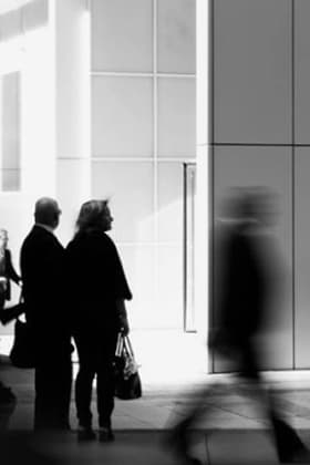 Personas esperando en la entrada de un edificio