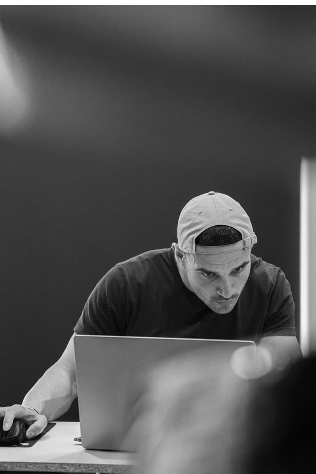 Un hombre trabajando en su notebook